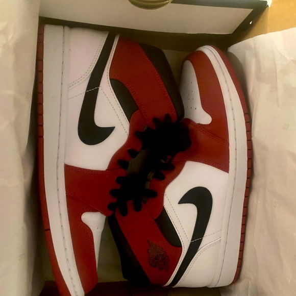Air Jordan 1 Mid ‘Chicago’ - Picture 2 of 3